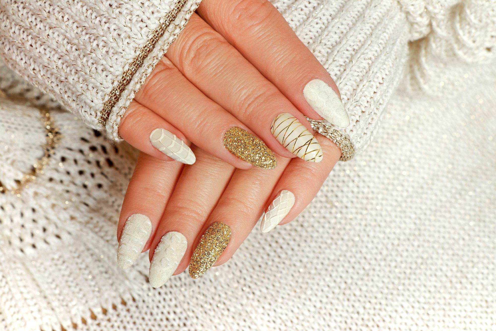 light-manicure-with-sand-golden-highlights (1)